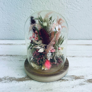 cloche de fleurs séchées roses