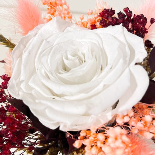 rose éternelle blanche et son décor de fleurs sechées