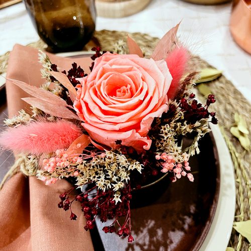 rose éternelle rose en mini boite à chapeau table de fête