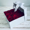 Coffret blanc de 9 roses éternelles rouges