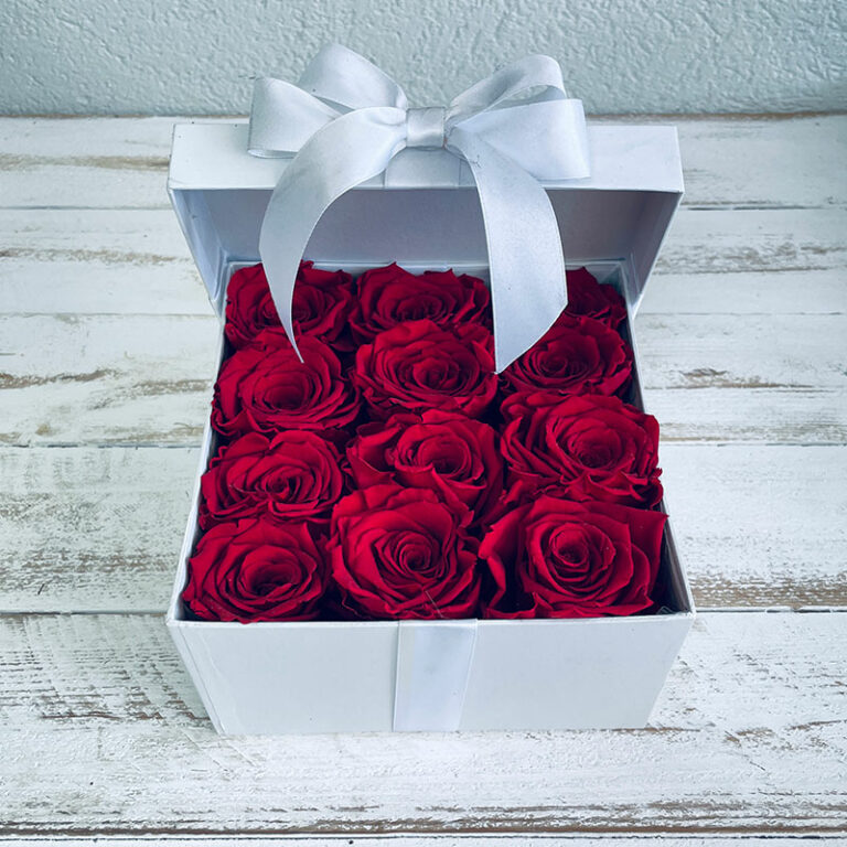 Coffret blanc de 9 roses éternelles rouges