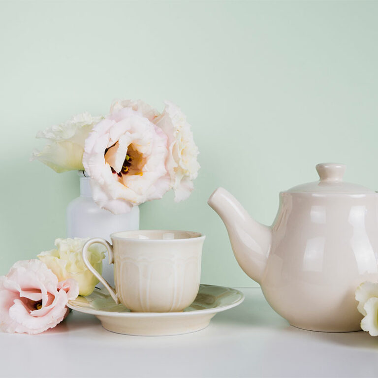thé et roses dans une atmosphère douce
